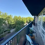 Treetops In Toorak 2Br Midcentury Entire Apartment
